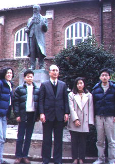 講義の後、弟子たちと(1991年）